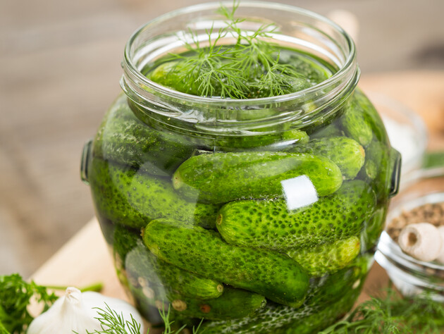 Положите это на дно банки – и малосольные огурцы будут вкусные и хрустящие. Проверенный годами рецепт