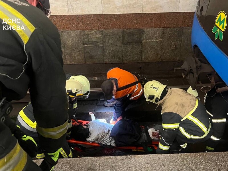 В Киеве спасатели достали тело женщины из-под вагона метро