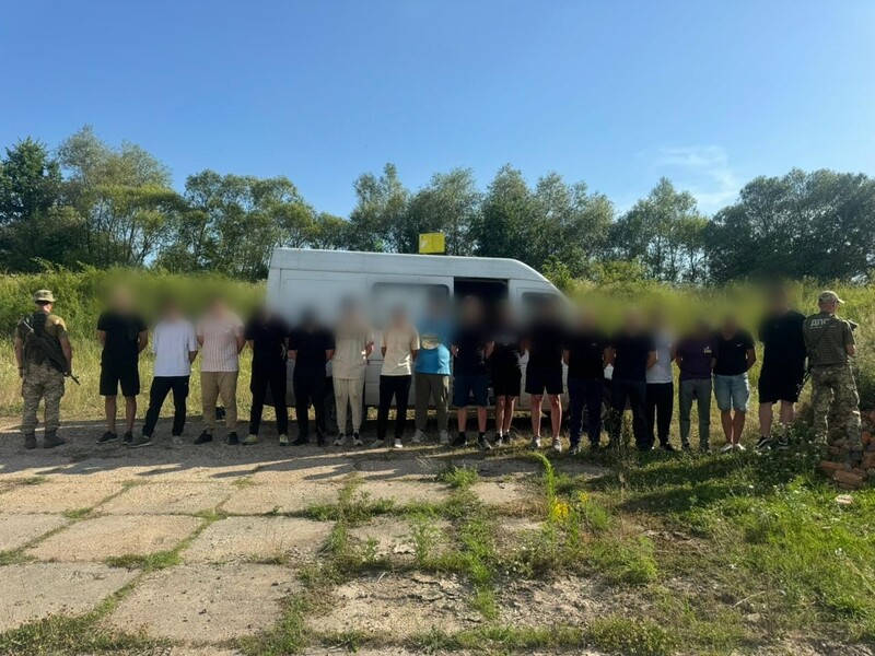 Пограничники остановили микроавтобус с 17 мужчинами, направлявшийся в сторону Венгрии – ГПСУ
