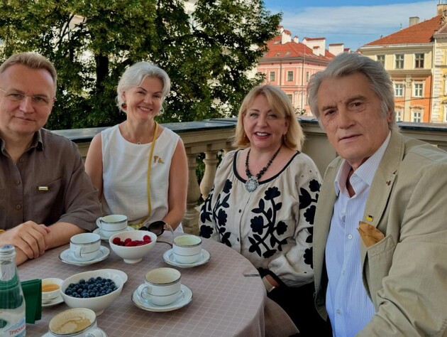 Жена Виктора Ющенко показала, как они с мужем обедали в компании мэра Львова и его жены. Фото