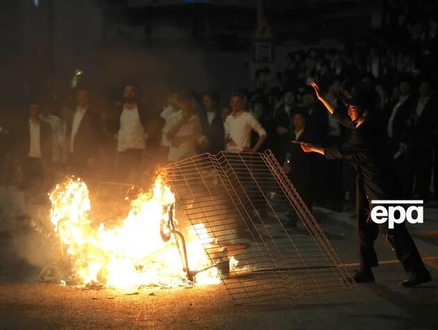 В Ізраїлі ультраортодокси вийшли на акції протесту проти призову на службу, поранено поліцейську