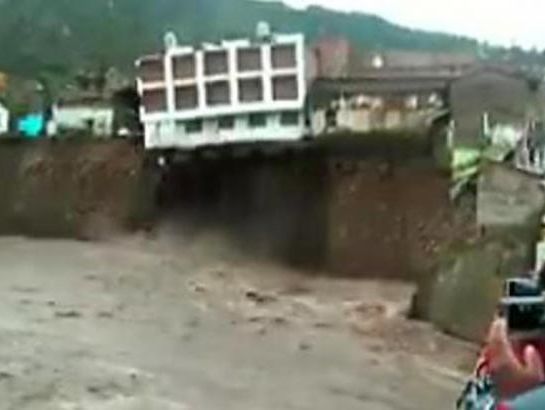 В Перу из-за сильных дождей отель провалился в реку. Видео
