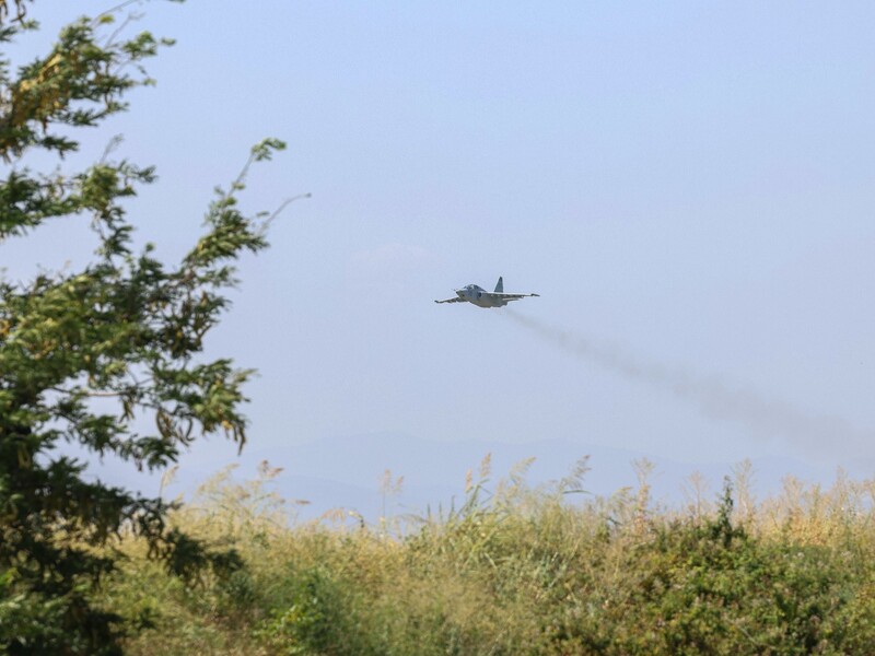 В Грузии упал военный самолет, пилот погиб