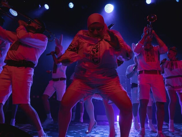 Мать Верки Сердючки – актриса Белоконь прогулялась с внучкой. Фото