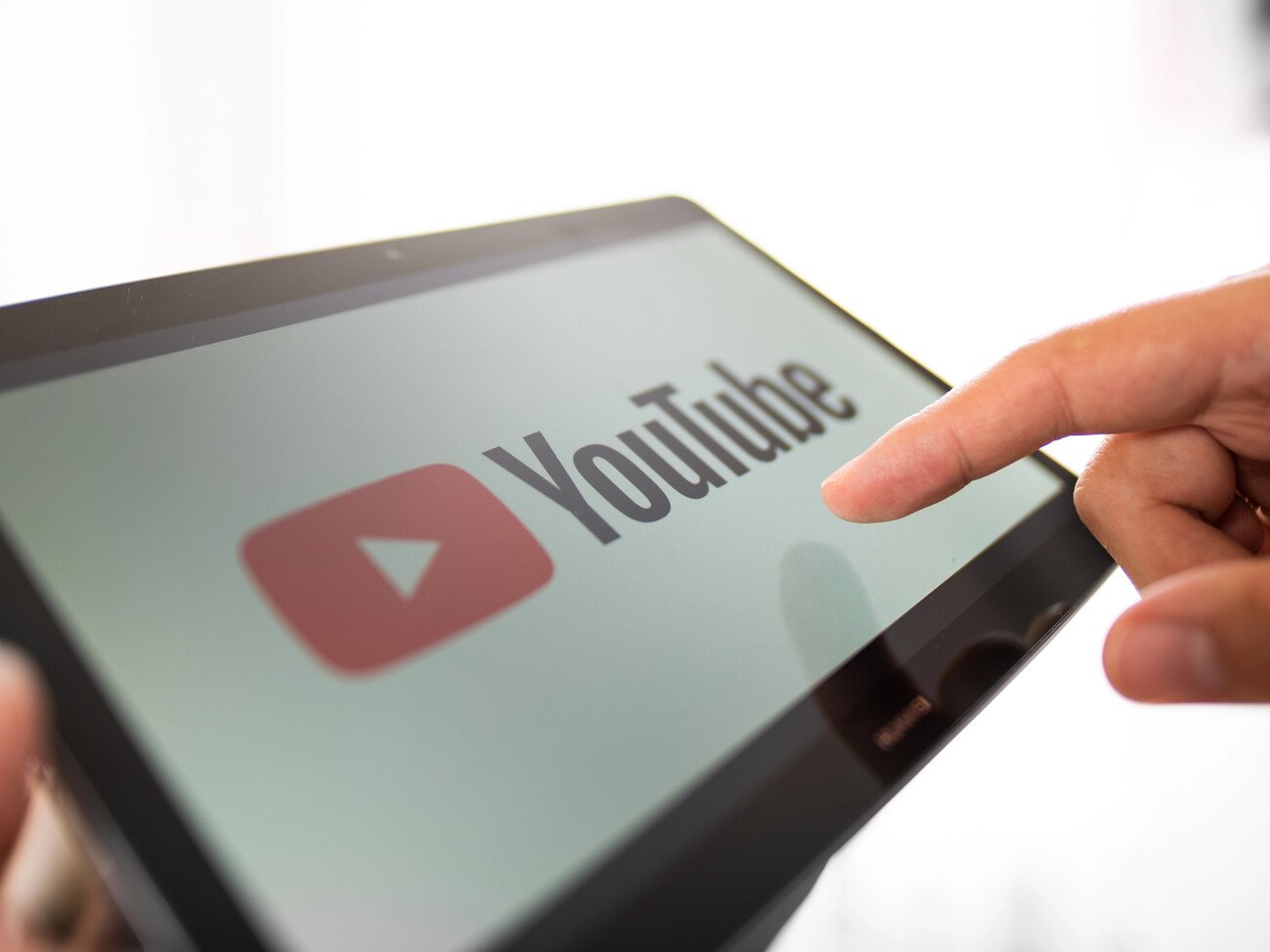 YouTube заблокував сторінки п’ятьох виконавців пісень із РФ, які потрапили під антиросійські санкції ЄС через підтримку Путіна