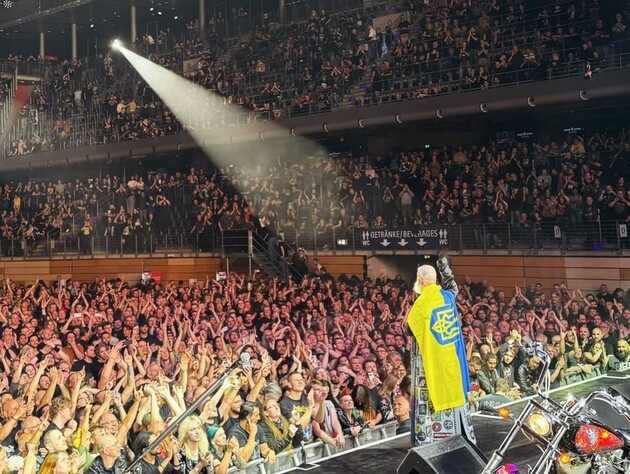 Лидер Judas Priest Хэлфорд на концерте в Берлине поддержал Украину, развернув сине-желтый флаг