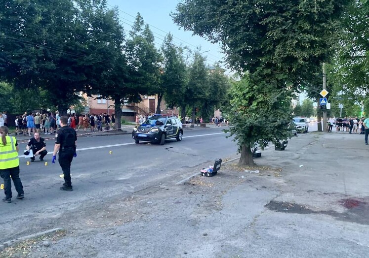 В Луцке вечером прогремел взрыв возле супермаркета. СМИ сообщили, что мужчина бросил гранату в людей, пять человек пострадали. Фото, видео