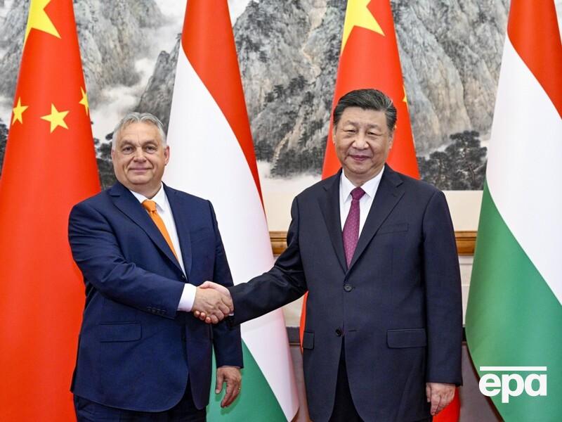 Си Цзиньпин после встречи с Орбаном заявил, что Китай "по-своему" выступает за мир. Он призвал создать условия для переговоров РФ с Украиной 