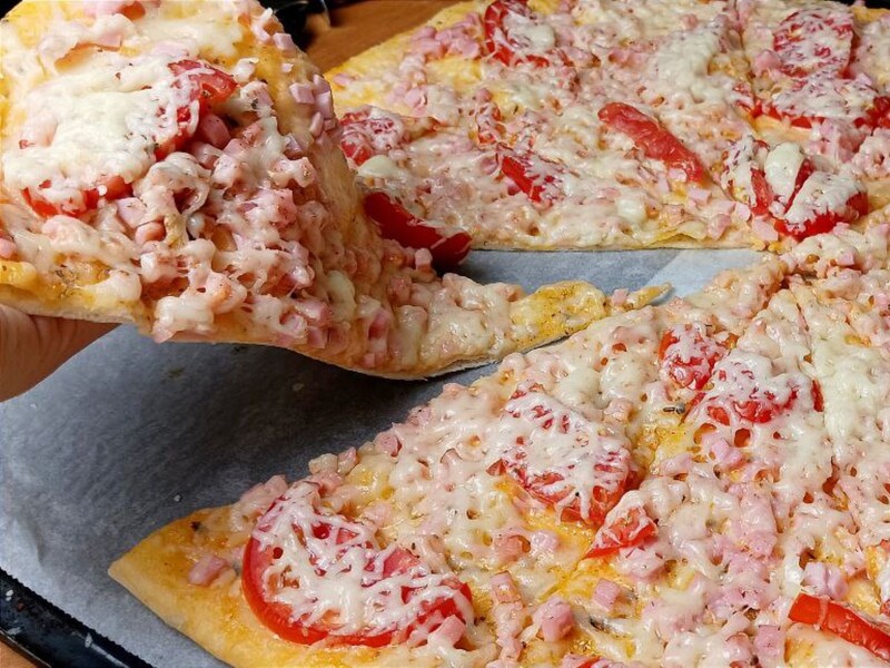 Як приготувати тонке тісто для піци. Простий рецепт без опари