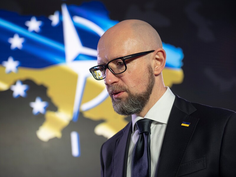 НАТО принимает на себя командные функции по поставкам Украине оружия и координации военной помощи – Яценюк