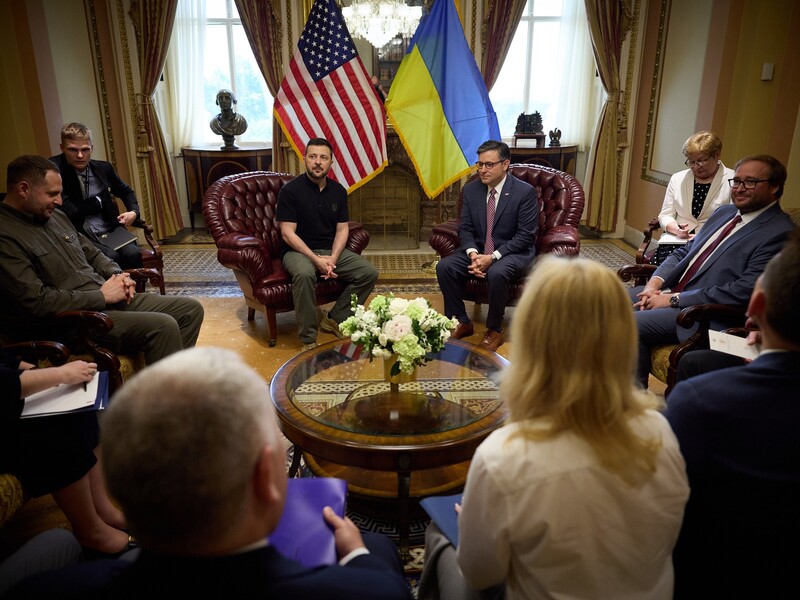Зеленский встретился со спикером Палаты представителей США Джонсоном на полях саммита НАТО