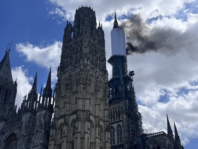 Во Франции горел шпиль Руанского собора