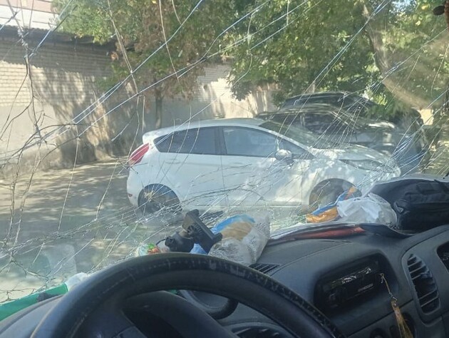 Окупанти вдарили дроном по автомобілю волонтерів і точці видавання гуманітарної допомоги у Станіславі, дві людини постраждали – ОВА