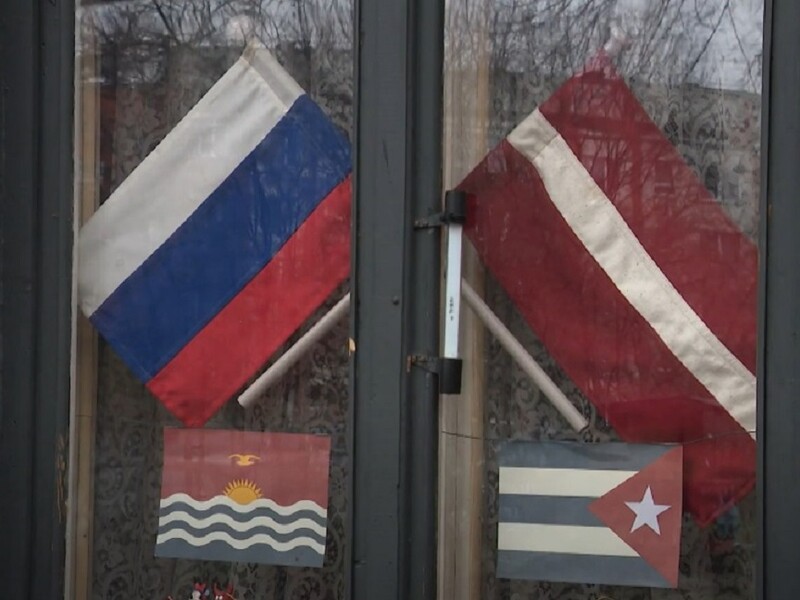 В Латвии к трем годам тюрьмы приговорили активистку, демонстрировавшую флаг РФ и надпись "Путин – мой друг" 