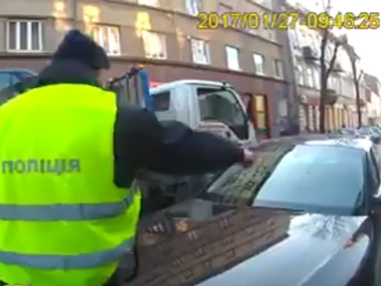 Полиция: Водителю, который наехал на патрульного полицейского во Львове, грозит уголовная ответственность