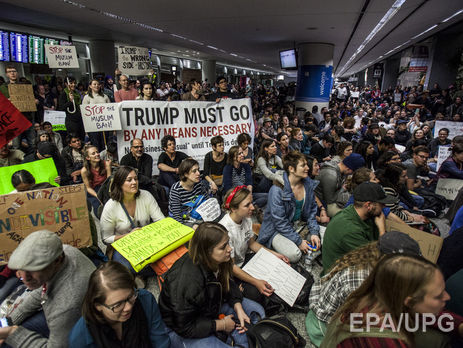 Суд в США запретил депортацию людей с действующими визами