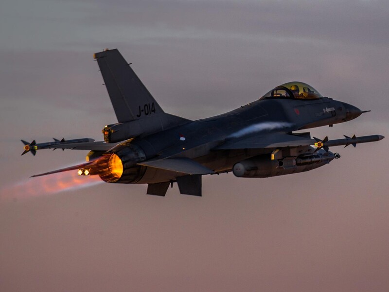 Україна розраховує отримати шість винищувачів F-16 улітку й до 20 літаків – до кінця року – Bloomberg