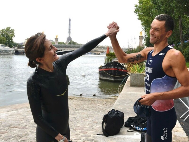 Министр спорта Франции окунулась в Сену, чтобы доказать ее чистоту перед Олимпиадой. Спускаясь к речке, она свалилась в воду. Видео