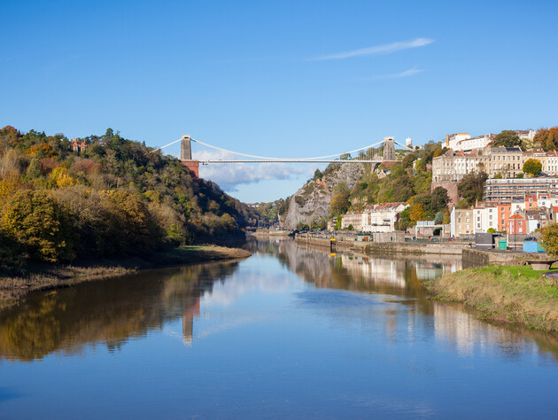 У Великобританії чоловіка обвинувачують у вбивстві пари похилого віку. Він міг залишити останки тіл у валізах на мосту
