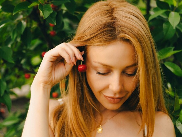 Тіна Кароль знялася в топі й мінішортах