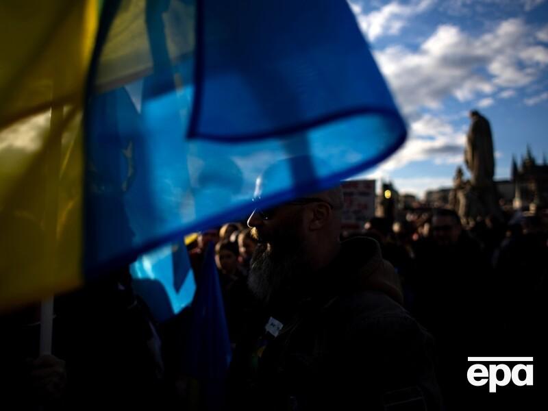 В Чехии возбудили уголовное дело против активистов за нарисованный украинский флаг перед домами россиян