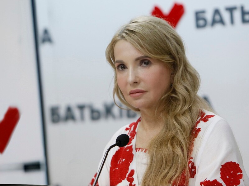 Длинные локоны, босоножки на каблуках и вышиванка за 110 тыс. грн. Юлия Тимошенко появилась на публике в новом образе. Фото 