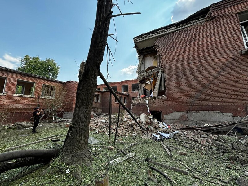 Оккупанты ударили по объекту социальной инфраструктуры в Покровске, по меньшей мере пятеро раненых