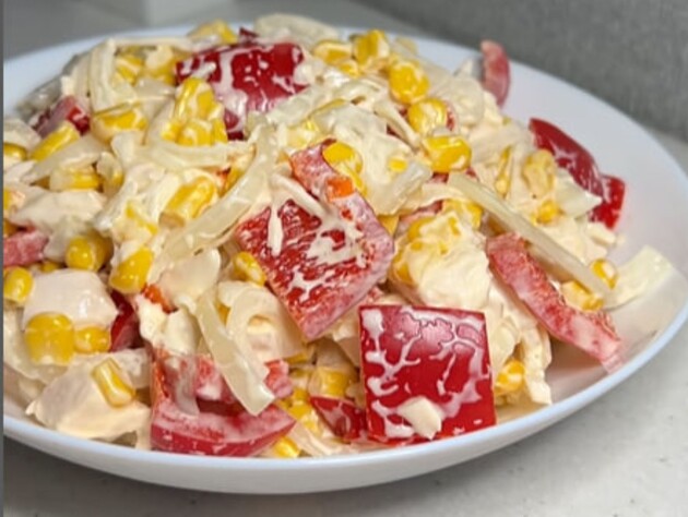 Змішайте це в ємності – і вийде смачний салат. Рецепт із чотирьох основних інгредієнтів, включно з болгарським перцем і маринованою цибулею