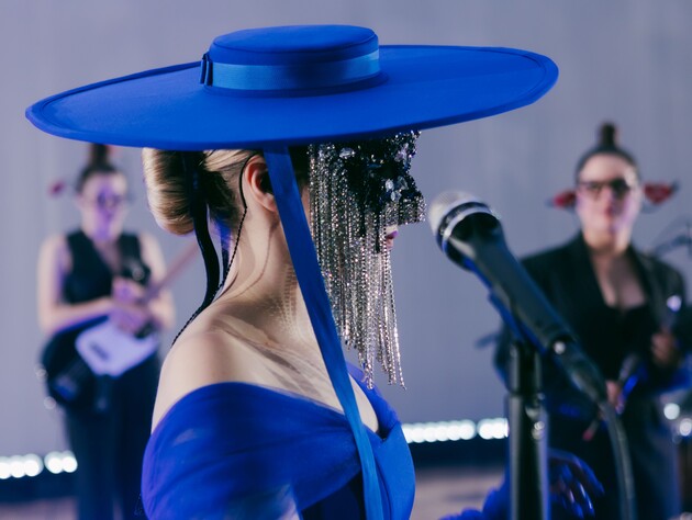 Klavdia Petrivna снялась в проекте Тины Кароль в декольтированном платье-футляре, исполнив песню 