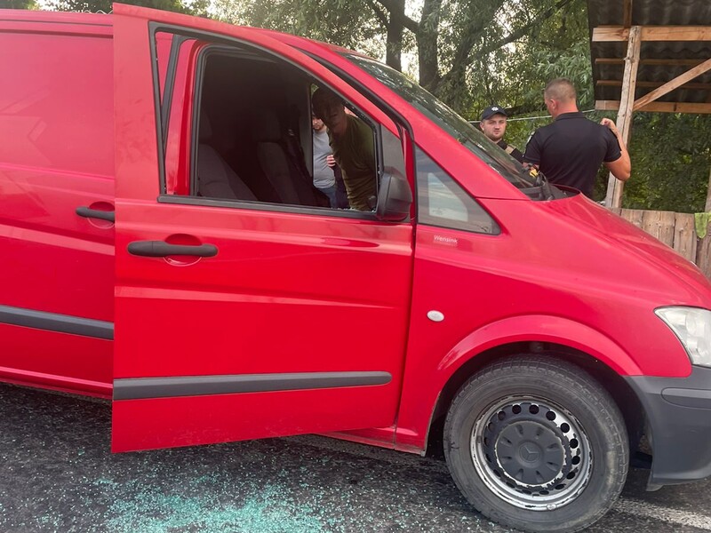 Водитель ранил ножом пограничника на КП в Закарпатской области. Фото, видео