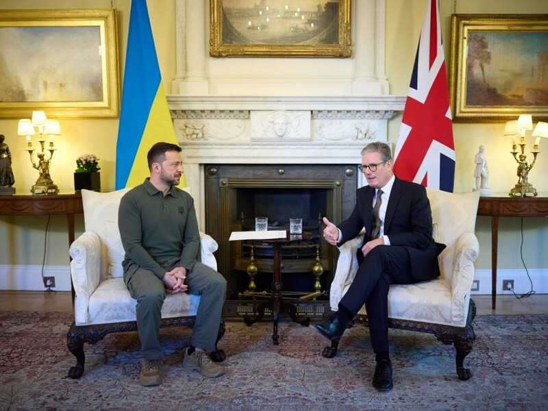 Зеленский обсудил морскую коалицию с новым премьером Великобритании и пригласил его в Украину