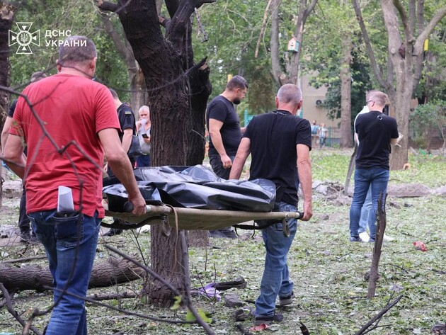 Російська ракета влучила в дитячий майданчик поблизу житлового будинку в Миколаєві, трьох людей убито, зокрема дитину, ще п'ятьох поранено – Зеленський
