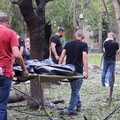Російська ракета влучила в дитячий майданчик поблизу житлового будинку в Миколаєві, трьох людей убито, зокрема дитину, ще п'ятьох поранено – Зеленський