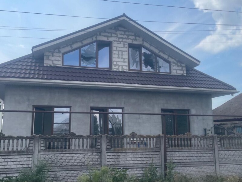 У Нікополі через російський артобстріл загинув чоловік, у районі постраждала жінка, є руйнування. Фото