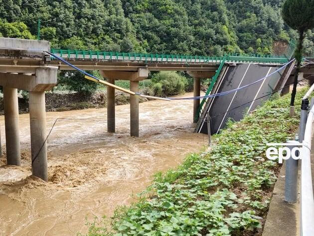 У Китаї обвалився автомобільний міст, загинуло 12 людей. Фото