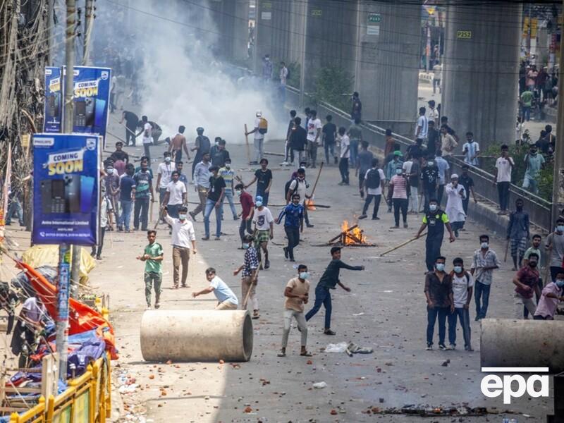 В Бангладеш объявили комендантский час из-за массовых протестов, в столкновениях с полицией погибло более 100 человек