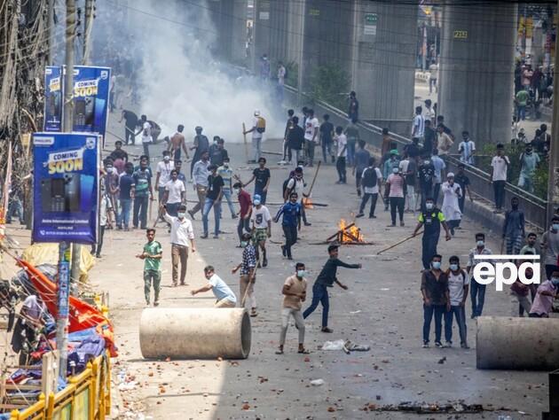 В Бангладеш объявили комендантский час из-за массовых протестов, в столкновениях с полицией погибло более 100 человек