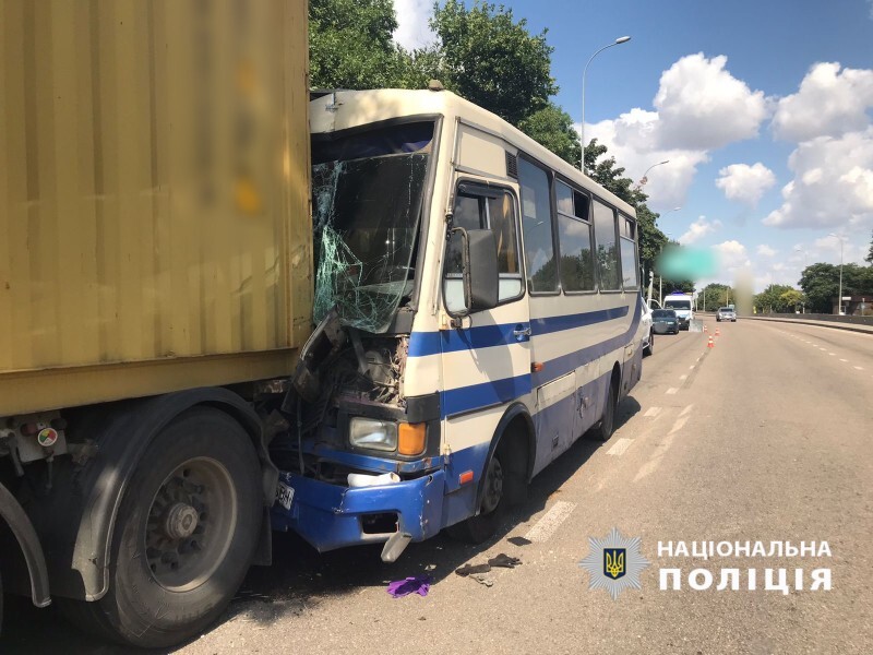 В Одесі маршрутка в'їхала у припарковану вантажівку, постраждало 13 людей – поліція