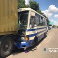 В Одессе маршрутка въехала в припаркованный грузовик, пострадали 13 человек – полиция