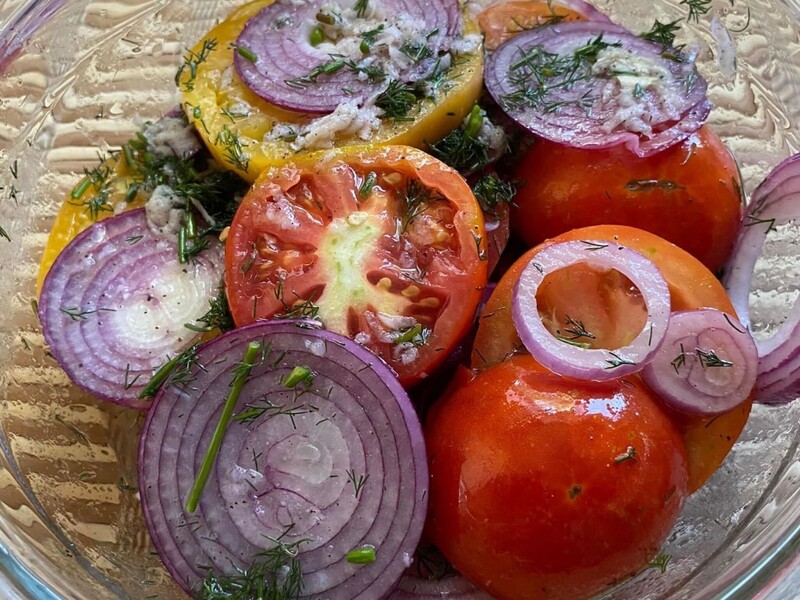 Змішайте це з олією – і за годину мариновані помідори будуть готовими. Рецепт маринаду