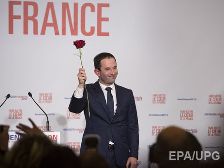 Экс-министр образования Франции Амон побеждает на праймериз Соцпартии