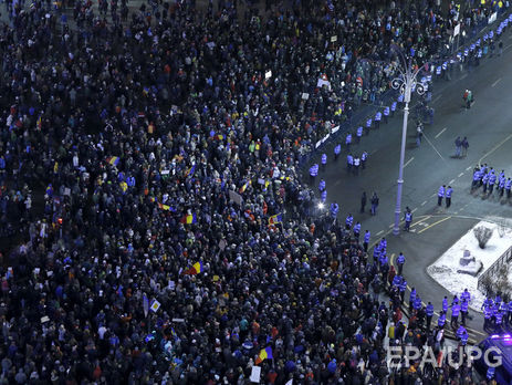 Около 100 тыс. человек приняли участие в антиправительственных маршах в Румынии. Фоторепортаж