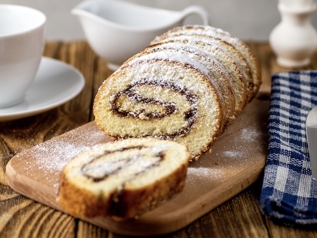 Бисквитный рулет с повидлом