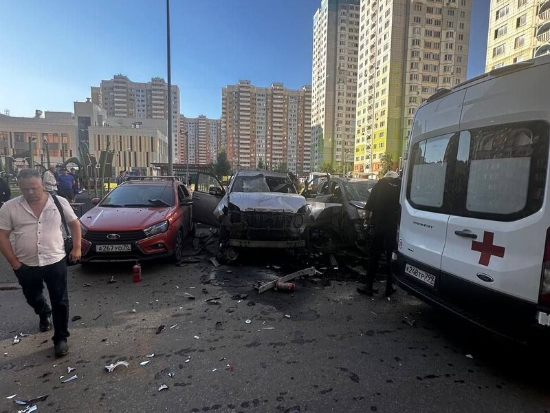 Российские СМИ утверждают, что в Москве взорвали машину руководителя военного радиоцентра спутниковой связи, ему оторвало ноги. Видео