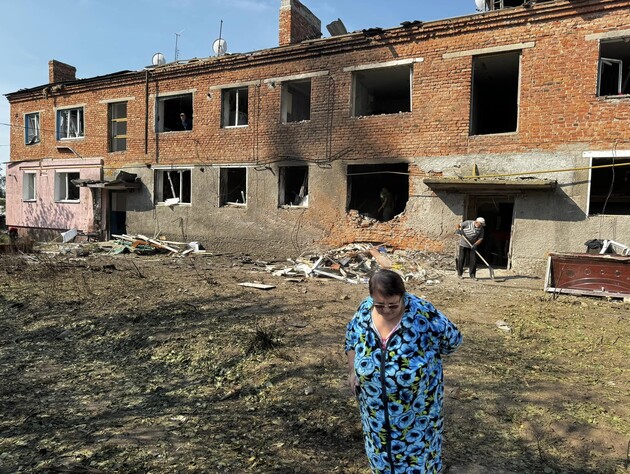 В Нежине госпитализировали четырех человек после ночной атаки РФ дронами Shahed, общежитие из-за попадания не пригодно для проживания. Фото 