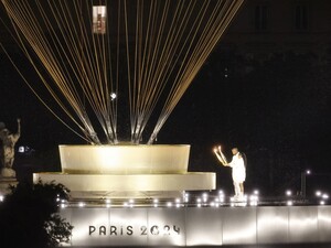 Лазерное шоу на Эйфелевой башне, парад лодок на Сене и Олимпийский огонь в воздушном шаре. В Париже открылась Олимпиада 2024. Фоторепортаж
