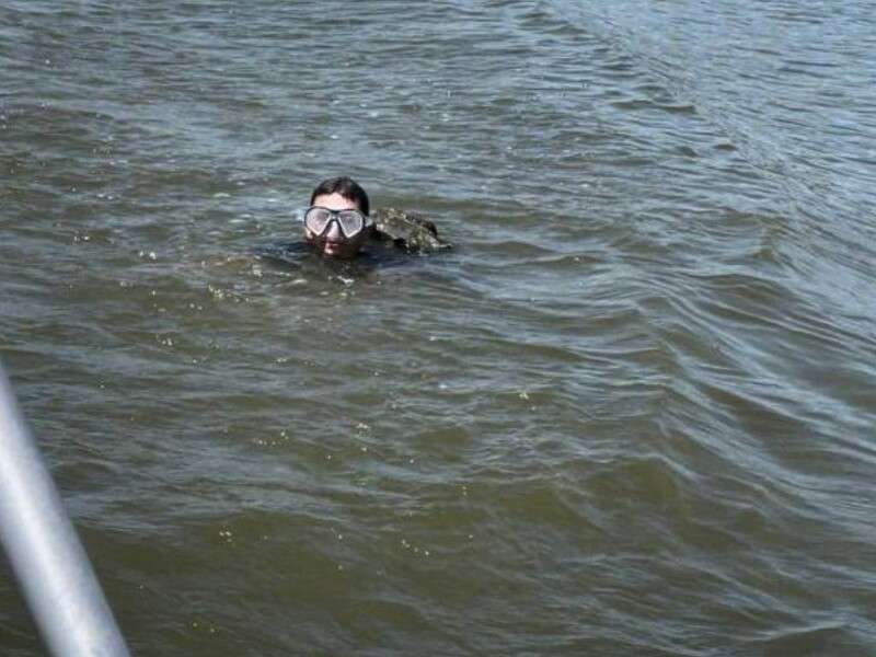 "В стиле Джеймса Бонда". Украинские пограничники задержали на Дунае мужчину на подводном скутере