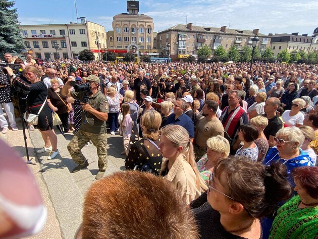 В Умані попрощалися з ексмером, який загинув на фронті на Донбасі. Прийшли тисячі містян і мери інших міст