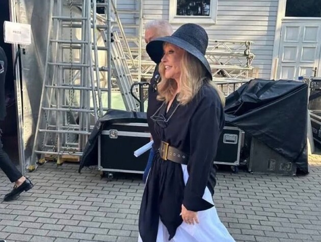 75-річна Пугачова в мінішортах обіймалася з 48-річним Галкіним на закритті фестивалю в Юрмалі. Відео