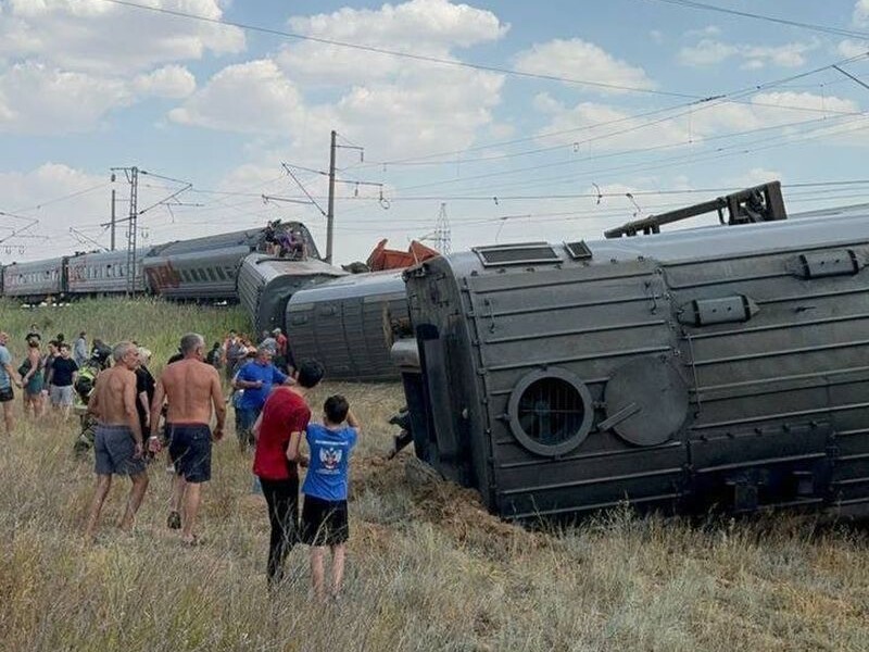 В России несколько вагонов пассажирского поезда сошли с рельсов после столкновения с КамАЗом